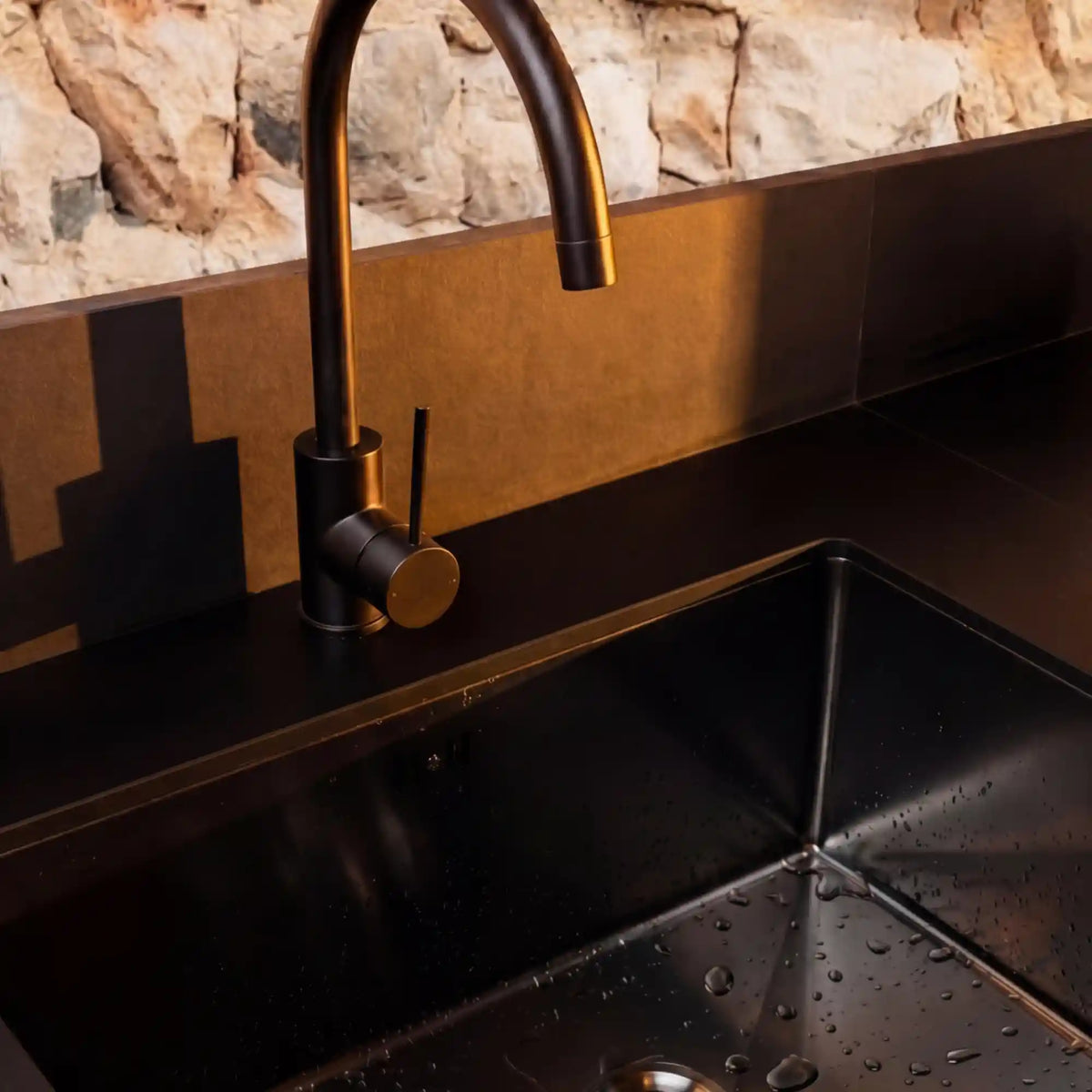 Robinet noir installé sur un évier de cuisine extérieure PILOTIS
::visuel:noir