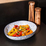Détail du plan de travail classique en céramique noir Pilotis avec plat de légumes grillés.
::visuel:noir