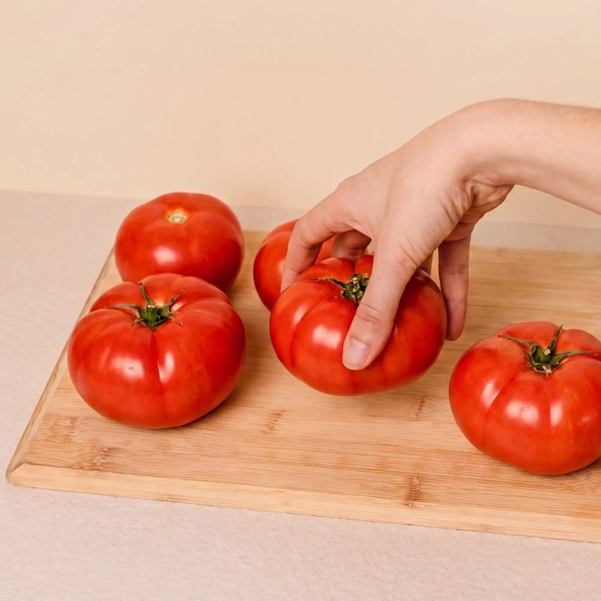 Détail du plan de travail classique en céramique blanc Pilotis avec tomates fraîches.
::visuel:creme