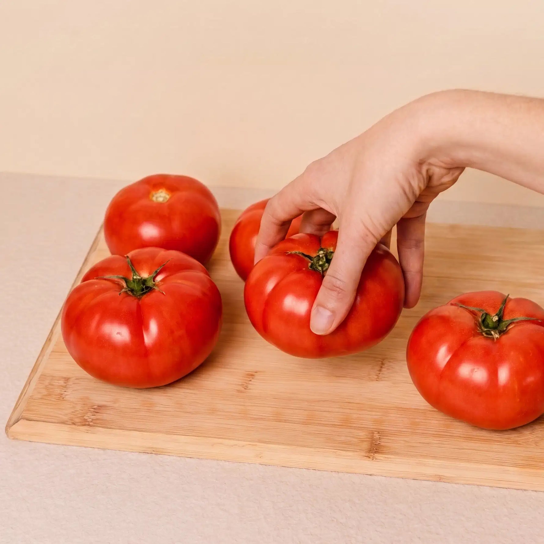 Détail du plan de travail classique en céramique blanc Pilotis avec tomates fraîches.
::visuel:creme