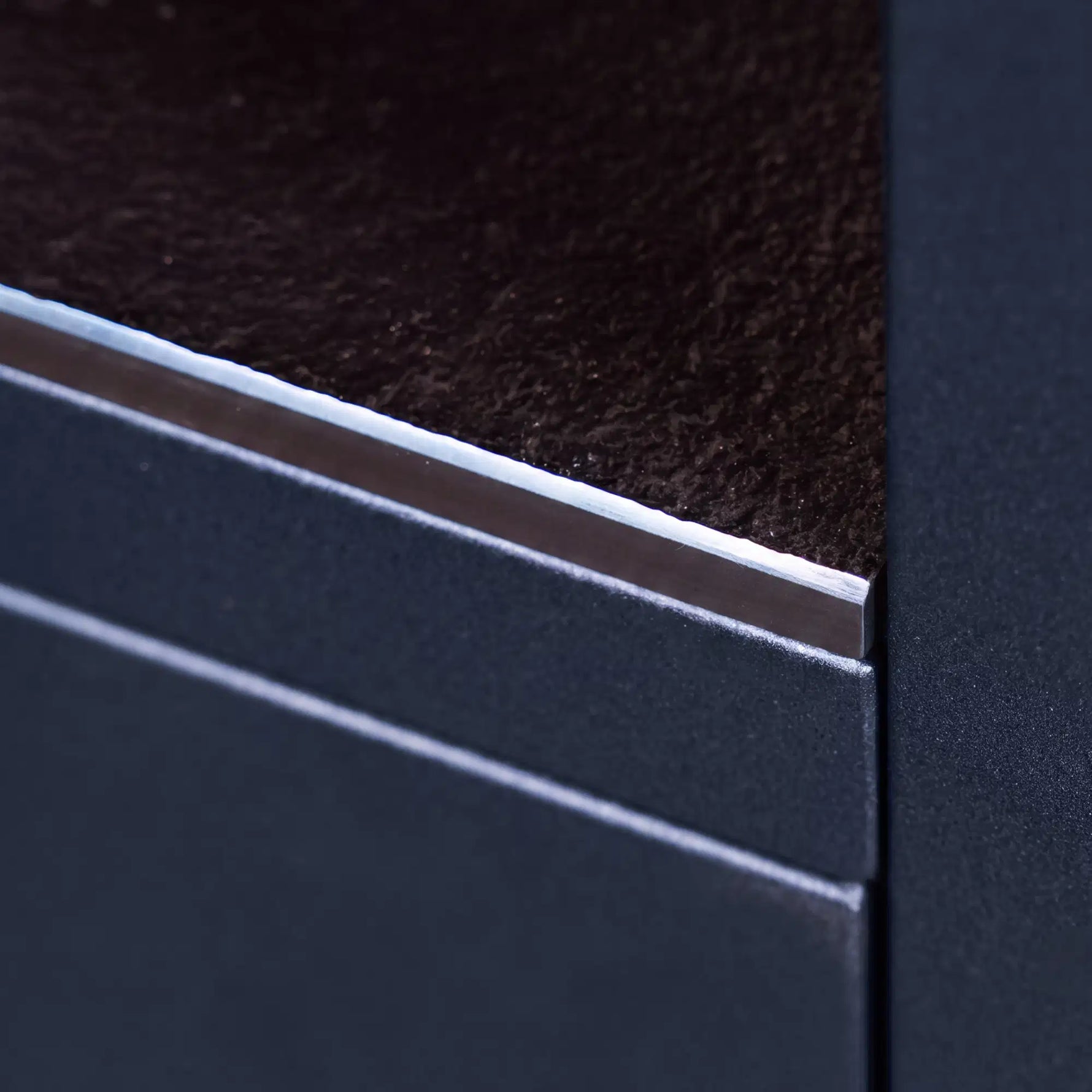 Détail du plan de travail en céramique noir du module kamado Pilotis.
::visuel:noir
