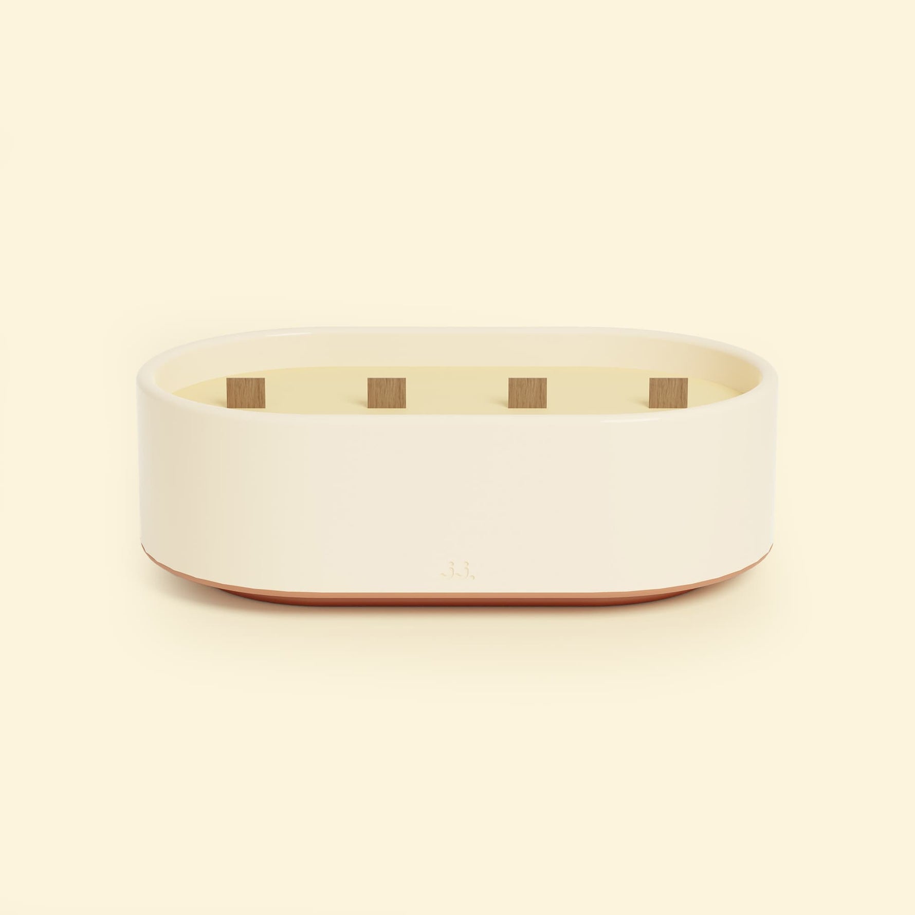 Bougie Totem L Beige ivoire – Citronnelle & Citron, grande bougie ovale à triple mèche en bois, posée sur un fond beige clair.