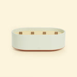 Bougie Totem L Vert d’eau – Citronnelle & Eucalyptus, grande bougie ovale à triple mèche en bois, posée sur un fond beige clair.