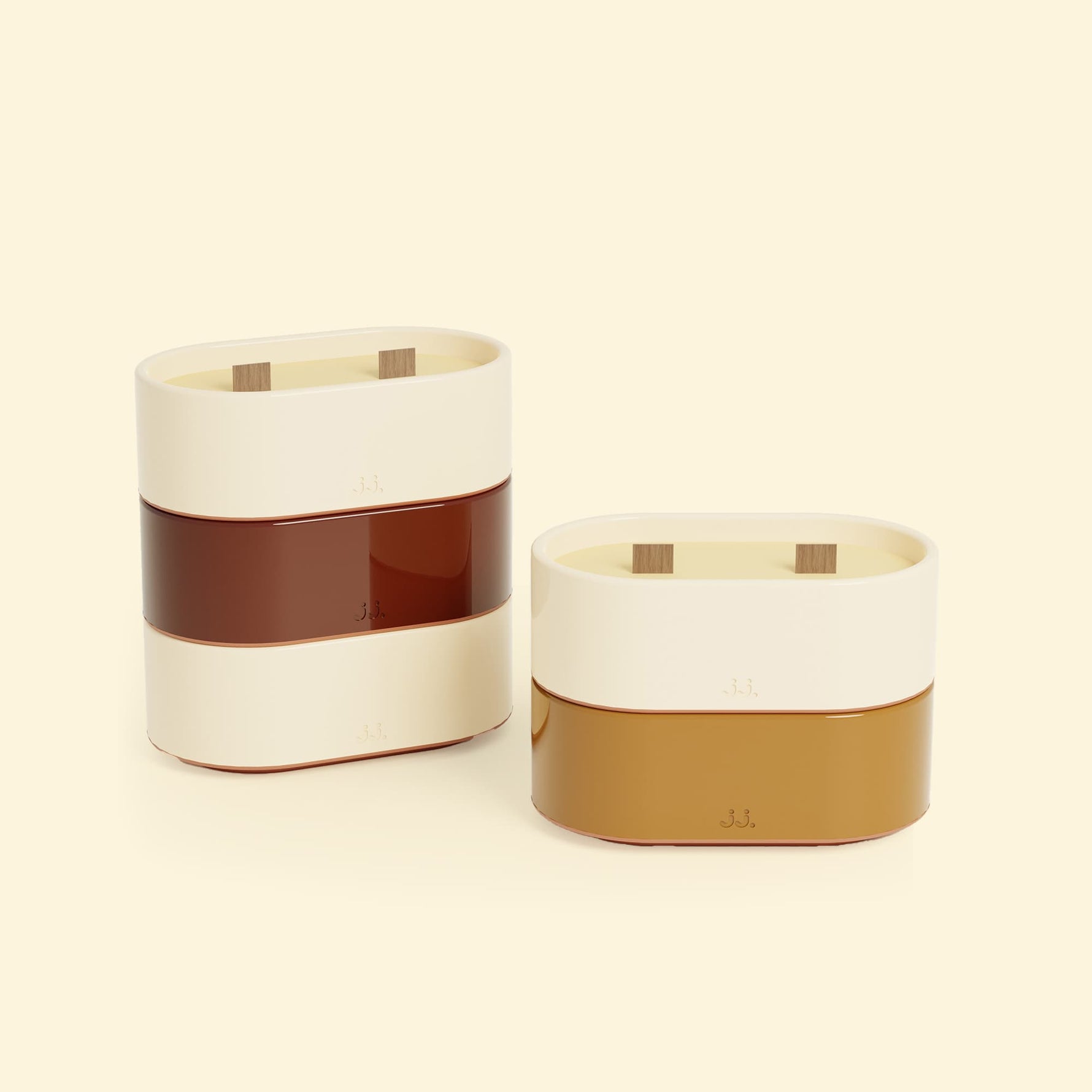 Bougies Totem S Beige ivoire – Citronnelle & Citron, Rouge oxyde – Citronnelle & Géranium et Brun terre de sienne – Citronnelle & Fleur d’oranger, deux bougies ovales à double mèche en bois, posées sur un fond beige clair. 
::visuel:geranium