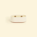 Bougie Totem S Beige ivoire – Citronnelle & Citron, bougie ovale à double mèche en bois, posée sur un fond beige clair ::visuel:citron
