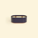 Bougie Totem S Bleu marine – Citronnelle & Sel de mer, bougie ovale à double mèche en bois, posée sur un fond beige clair. ::visuel:sel