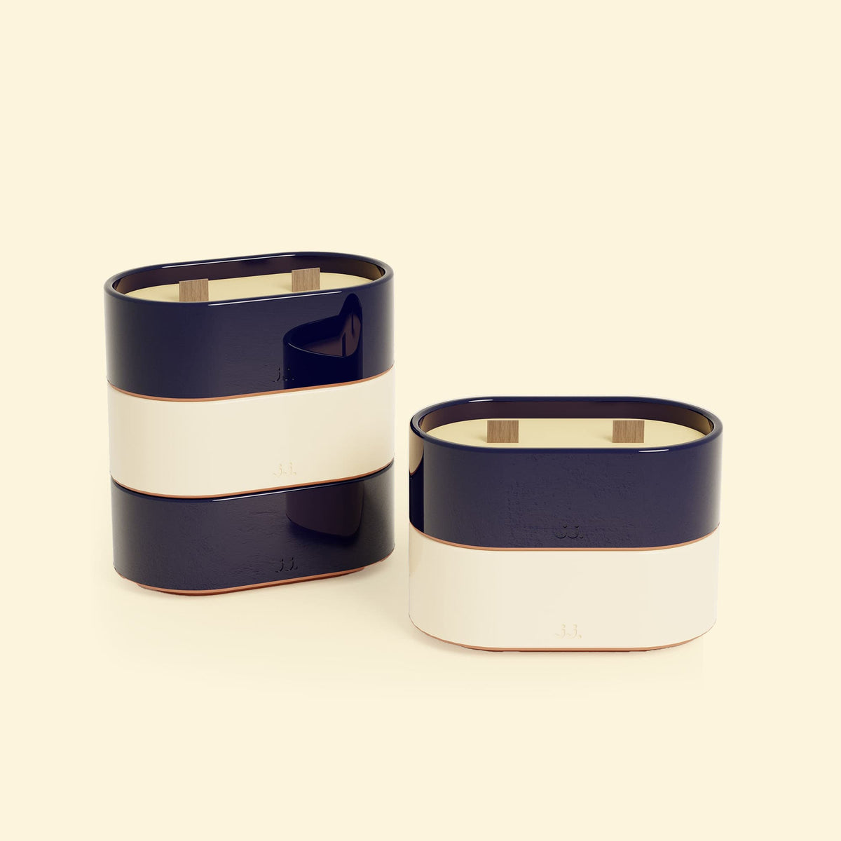 Bougies Totem S Bleu marine – Citronnelle & Sel de mer et Beige ivoire – Citronnelle & Citron, deux bougies ovales à double mèche en bois, posées sur un fond beige clair. ::visuel:citron
