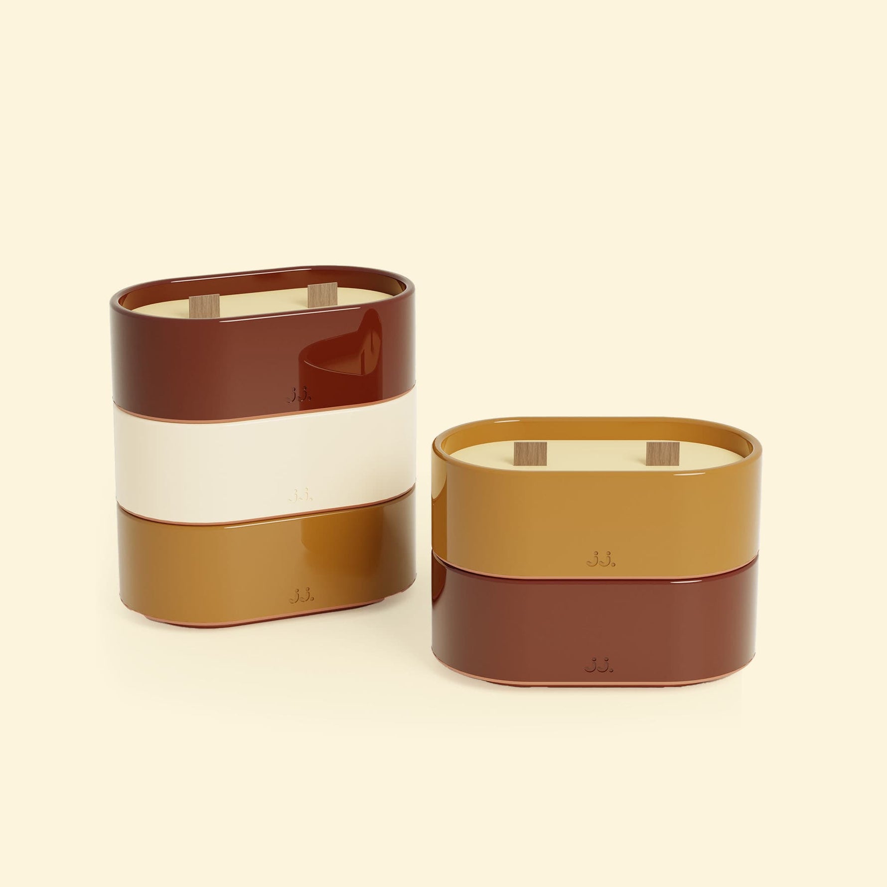 Bougies Totem S Rouge oxyde – Citronnelle & Géranium et Brun terre de sienne – Citronnelle & Fleur d’oranger, deux bougies ovales à double mèche en bois, posées sur un fond beige clair ::visuel:geranium
