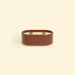 Bougie Totem S Rouge oxyde – Citronnelle & Géranium, bougie ovale à double mèche en bois, posée sur un fond beige clair. ::visuel:geranium