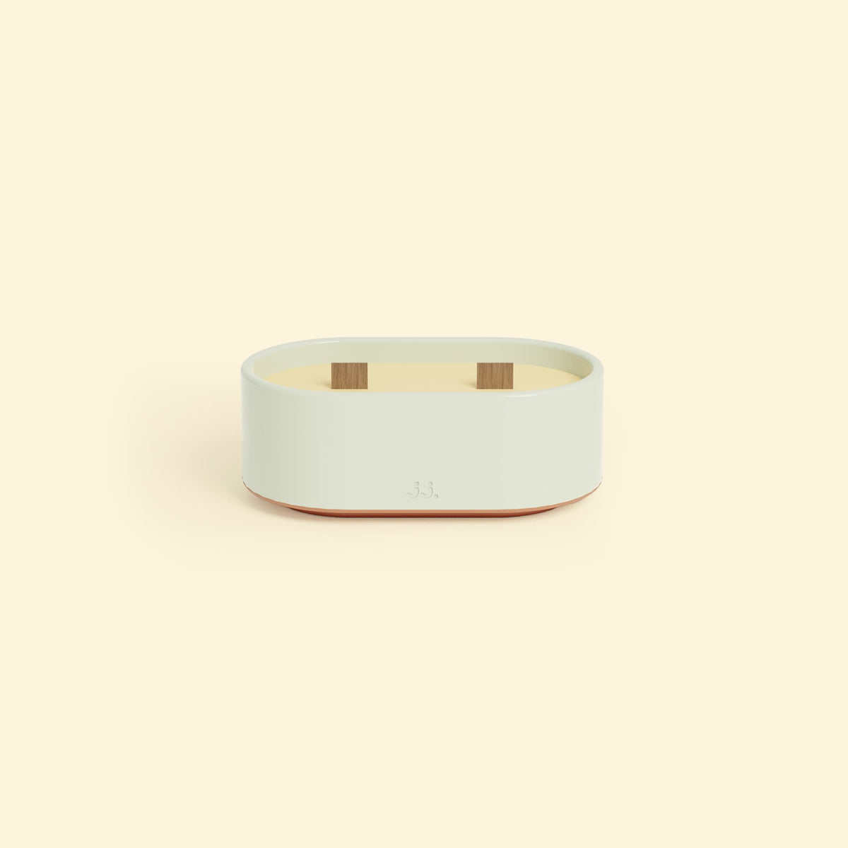Bougie Totem S Vert d’eau – Citronnelle & Eucalyptus, bougie ovale à double mèche en bois, posée sur un fond beige clair. ::visuel:eucalyptus