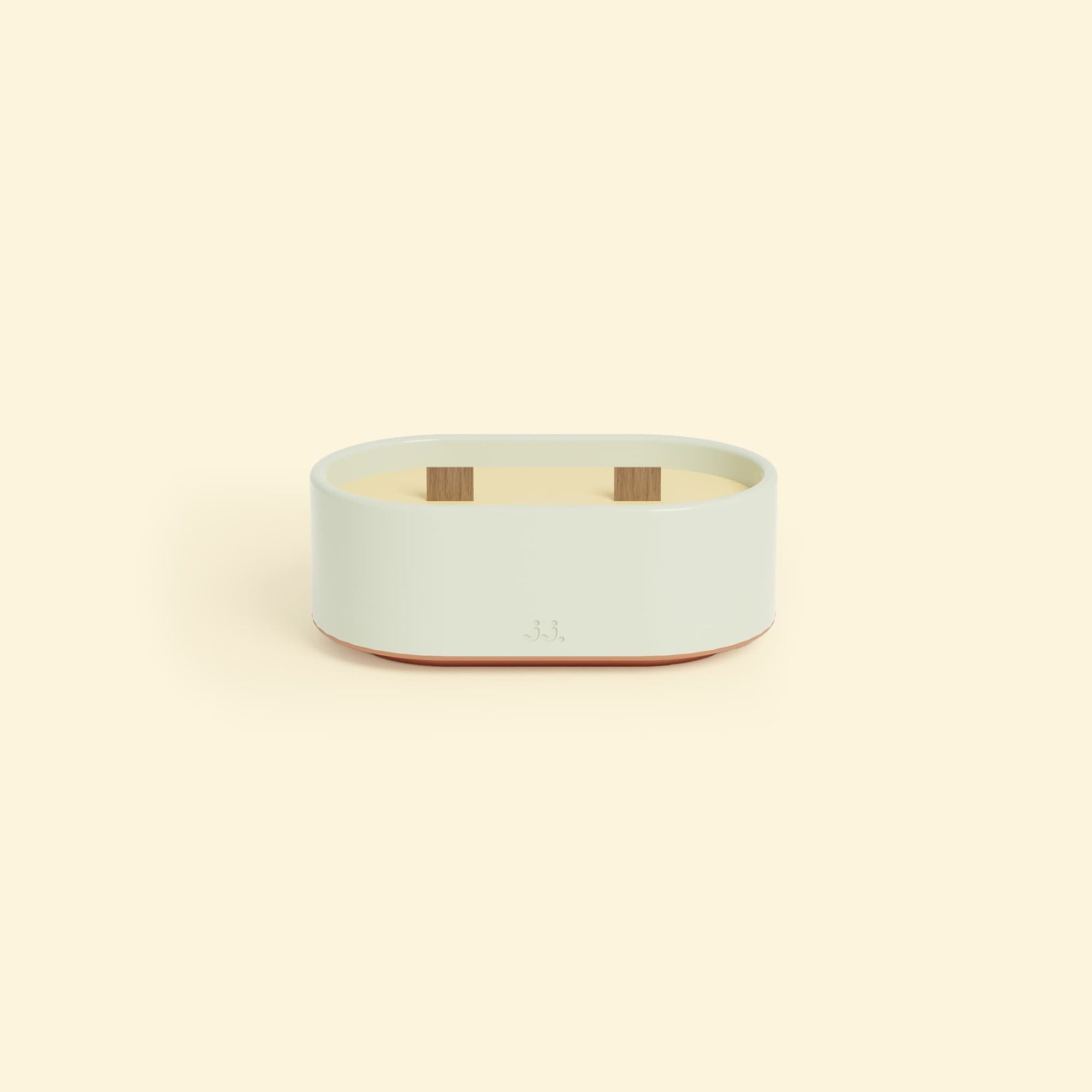 Bougie Totem S Vert d’eau – Citronnelle & Eucalyptus, bougie ovale à double mèche en bois, posée sur un fond beige clair. ::visuel:eucalyptus
