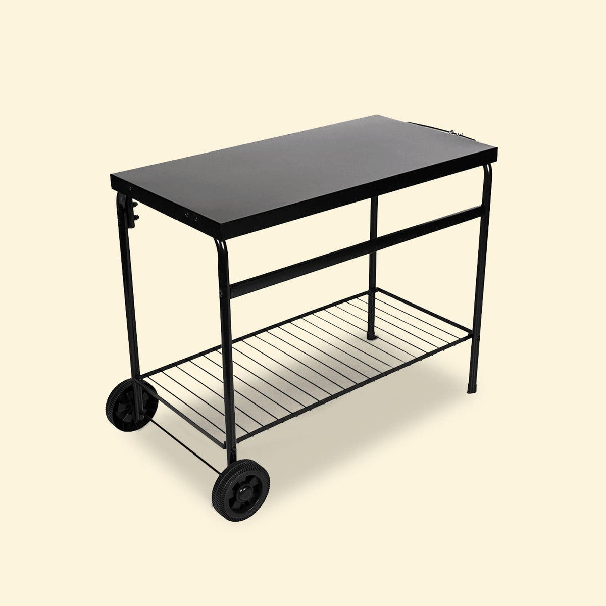 Chariot de plancha en métal noir avec plateau supérieur plein, grande étagère inférieure grillagée et deux roues arrière pour faciliter le déplacement, présenté sur fond uni clair.