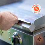 Main en train de retirer la plaque de la plancha Vivaplancha pour le nettoyage, avec un badge “Entretien très facile” affiché en haut à droite.