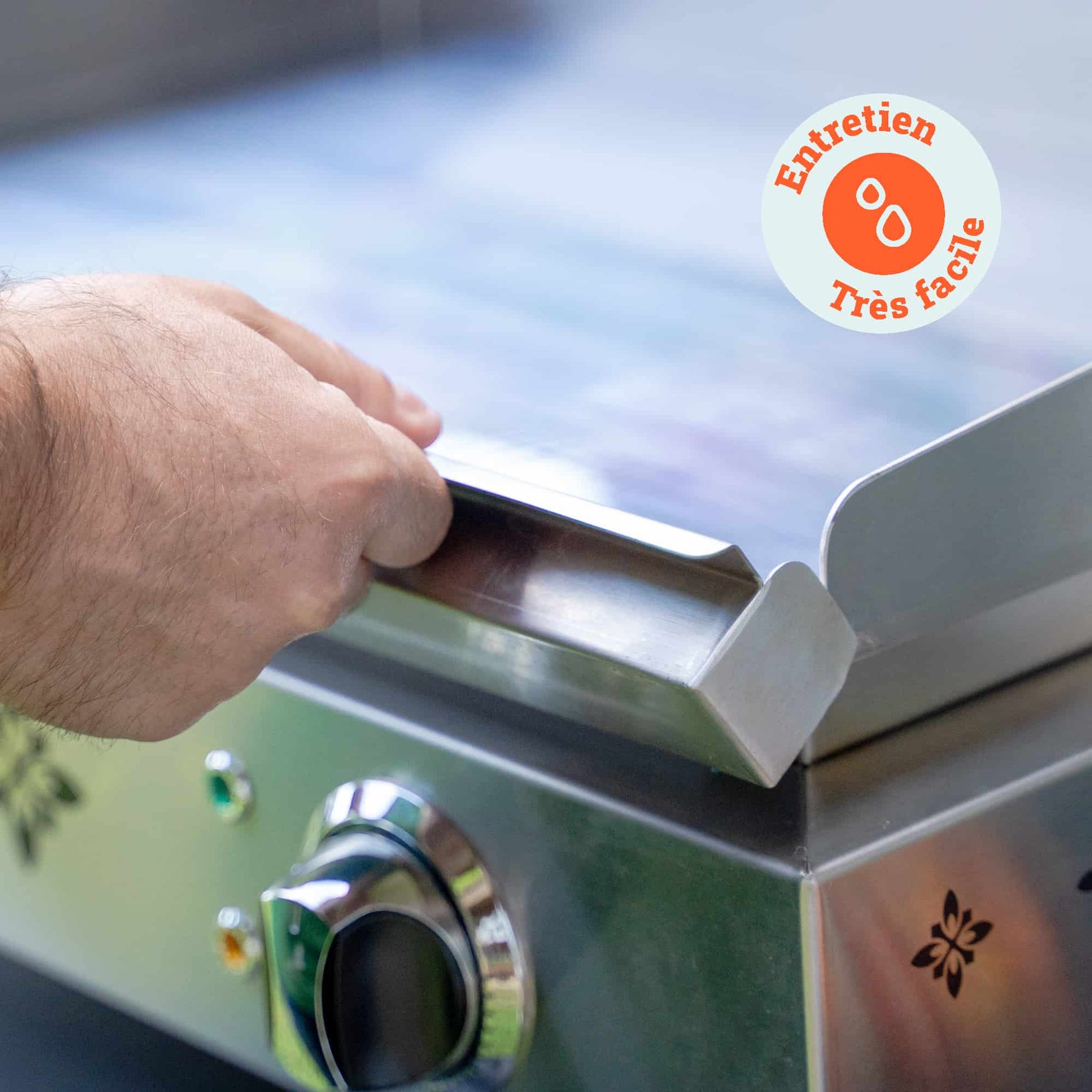 Main en train de retirer la plaque de la plancha Vivaplancha pour le nettoyage, avec un badge “Entretien très facile” affiché en haut à droite.