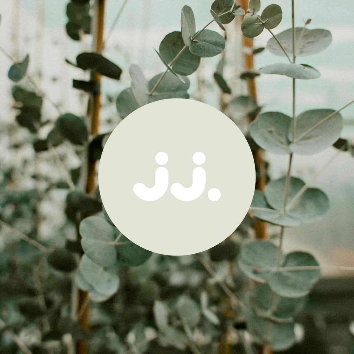 Feuilles d’eucalyptus vertes avec logo jj., symbolisant la senteur Citronnelle & Eucalyptus. 
::visuel:eucalyptus