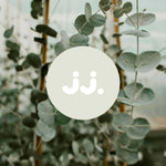 Feuilles d’eucalyptus vertes avec logo jj., symbolisant la senteur Citronnelle & Eucalyptus. 
::visuel:eucalyptus