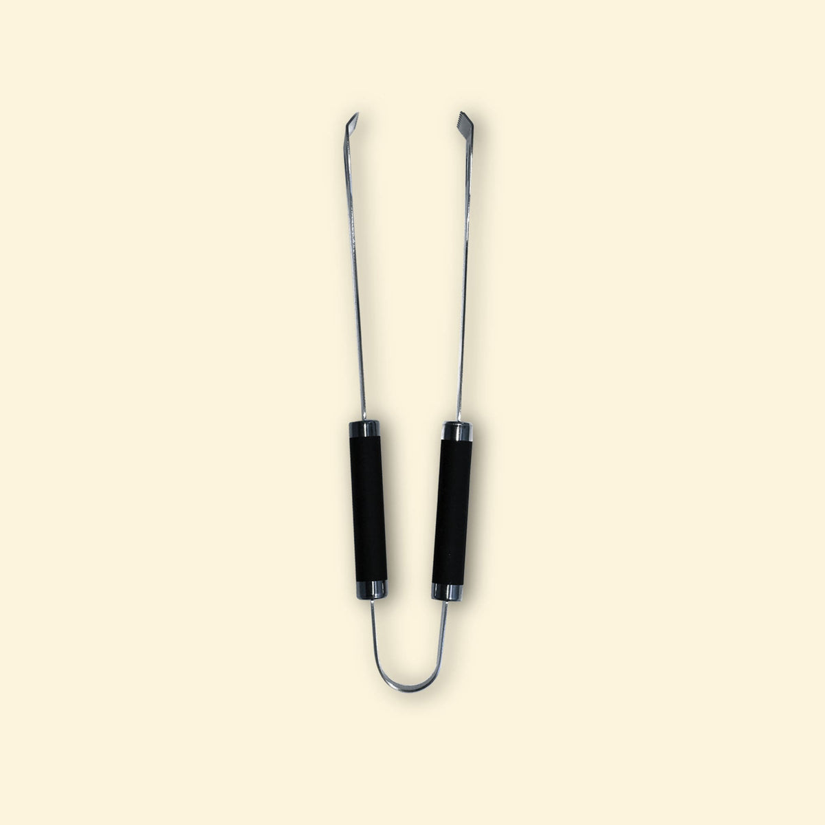 Grande pince en inox avec double manches noirs, vue de face sur fond uni, idéale pour saisir et retourner les aliments sur la plancha.