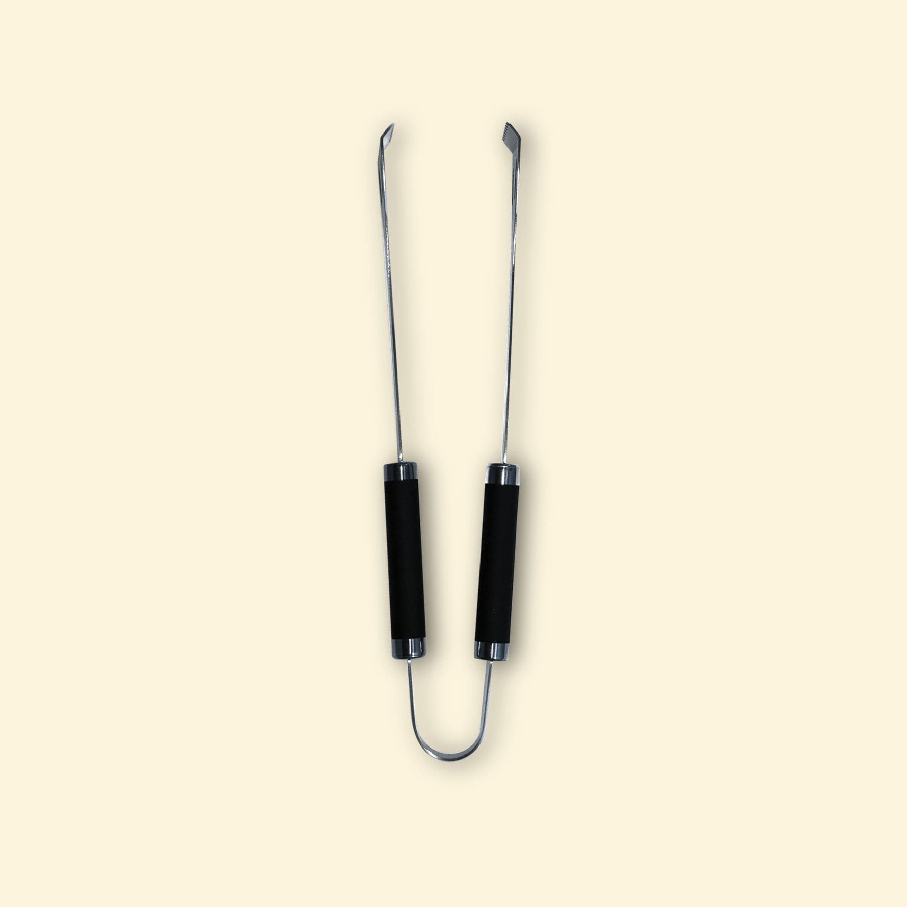 Grande pince en inox avec double manches noirs, vue de face sur fond uni, idéale pour saisir et retourner les aliments sur la plancha.