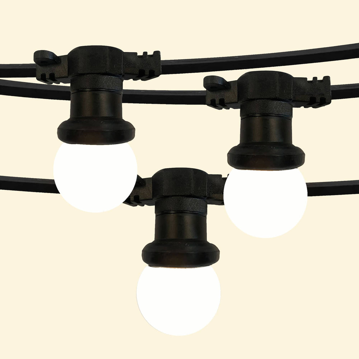 Guirlande lumineuse d’extérieur à ampoules rondes opaques, montées sur un câble noir résistant, idéale pour créer une ambiance chaleureuse en terrasse ou au jardin.