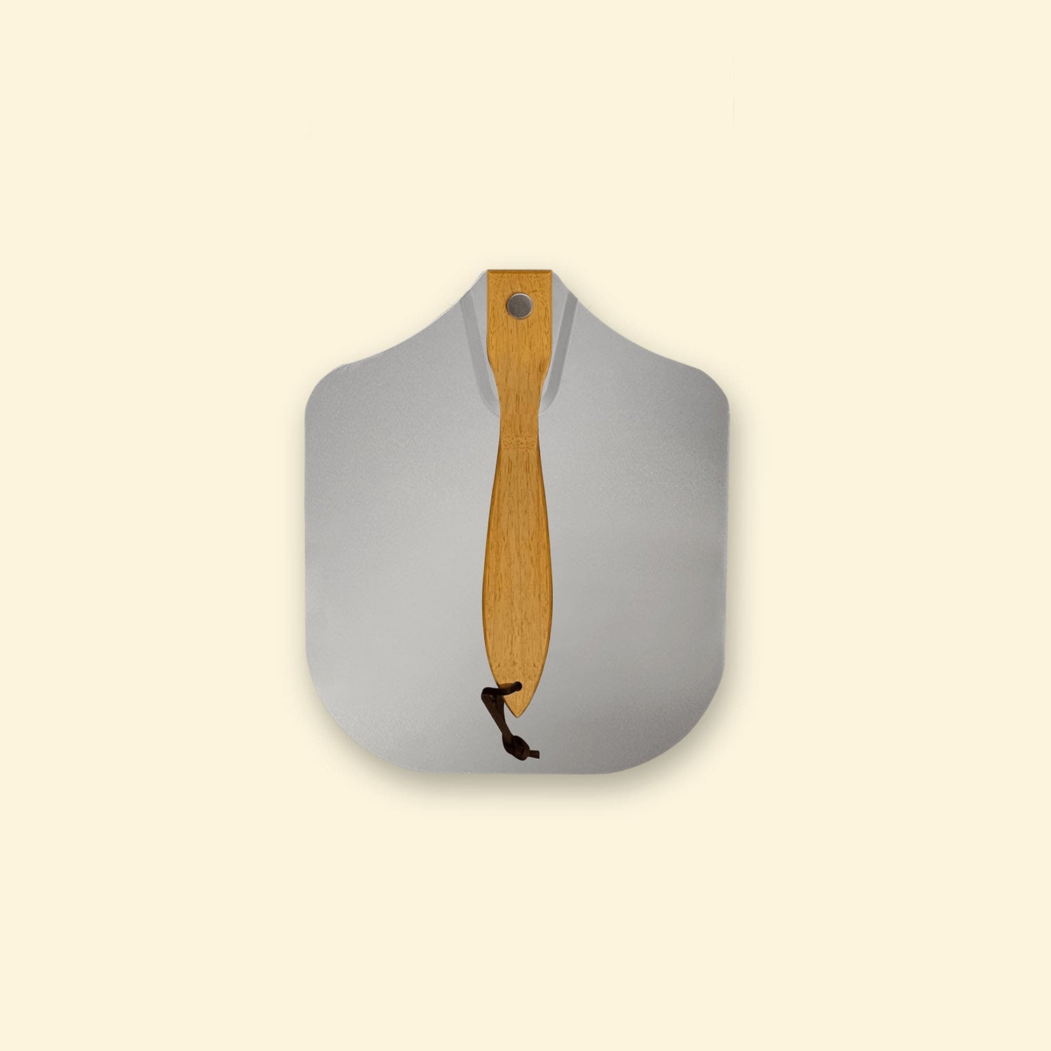 Pelle à pizza taille L vue de face, avec large surface en aluminium et manche en bois doté d’une boucle en cuir, présentée sur fond beige.