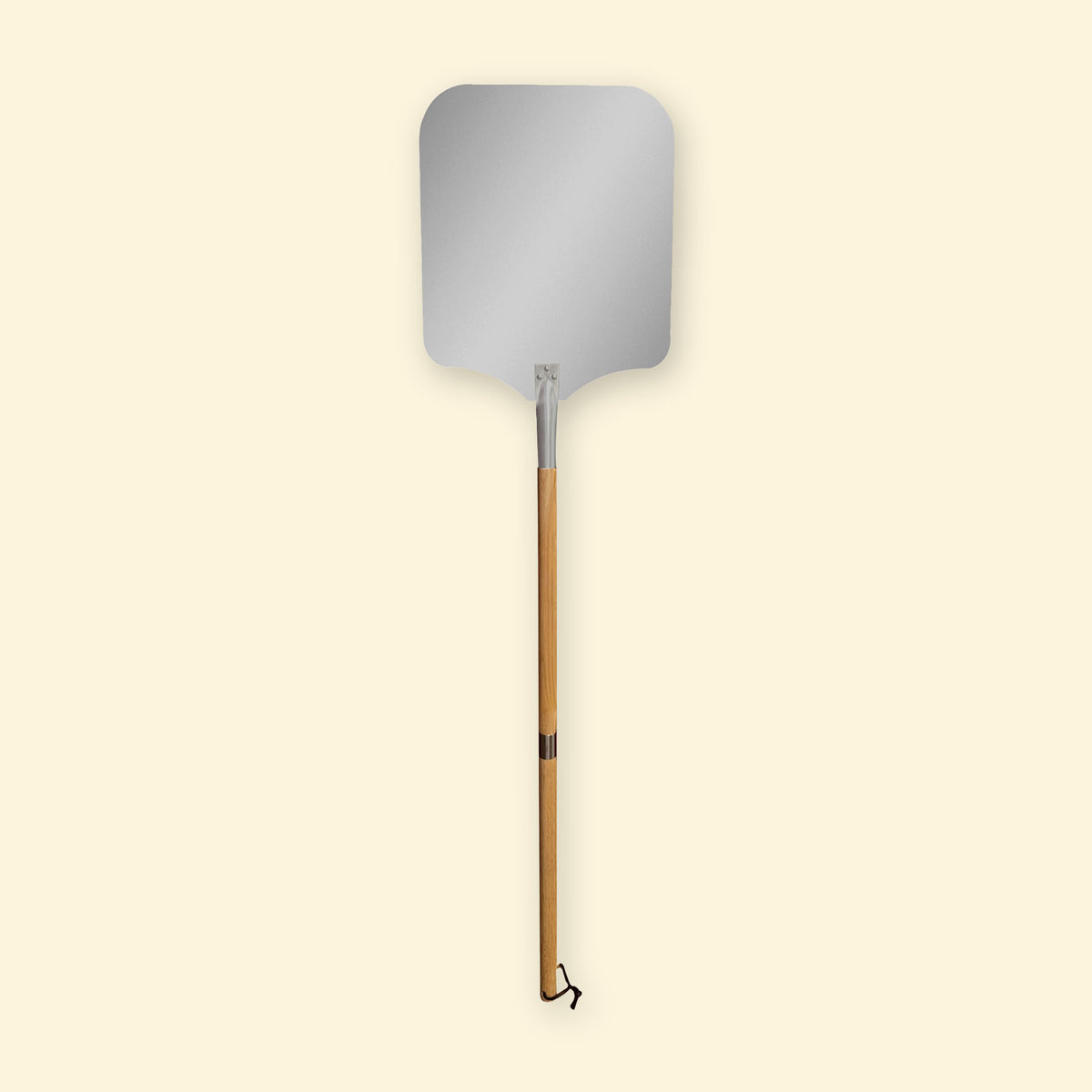 Pelle à pizza XL complète, avec large tête en aluminium et long manche en bois équipé d’une lanière de suspension.