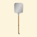Pelle à pizza XL complète, avec large tête en aluminium et long manche en bois équipé d’une lanière de suspension.