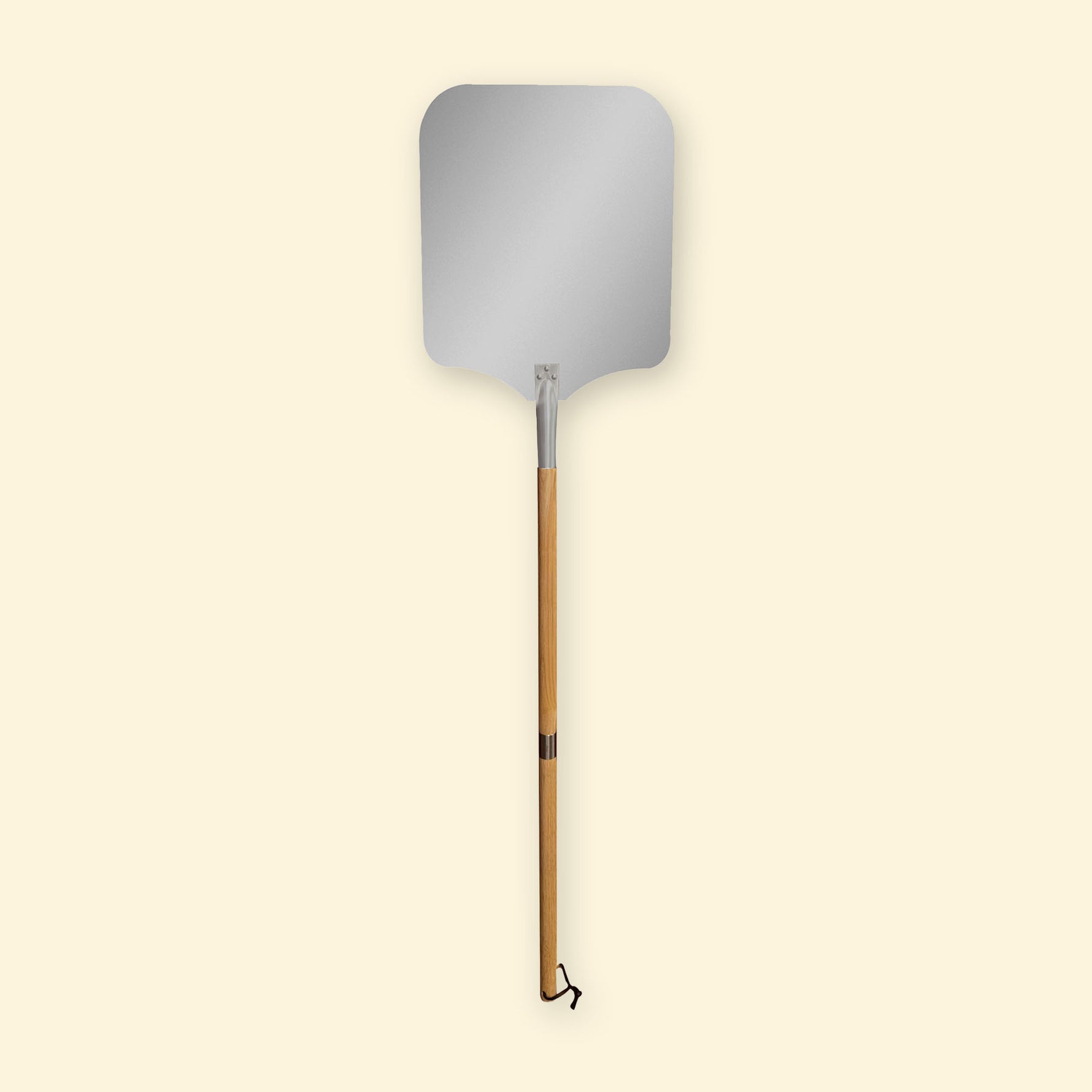 Pelle à pizza XL complète, avec large tête en aluminium et long manche en bois équipé d’une lanière de suspension.